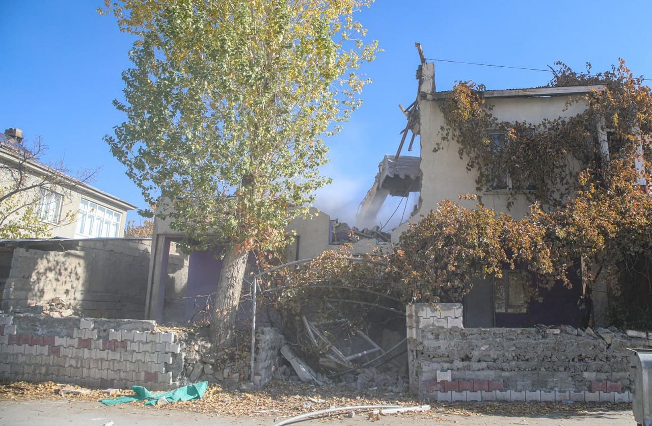 Van’daki Hatuniye Caddesi’nde Yıkım Çalışması Sürüyor (1)