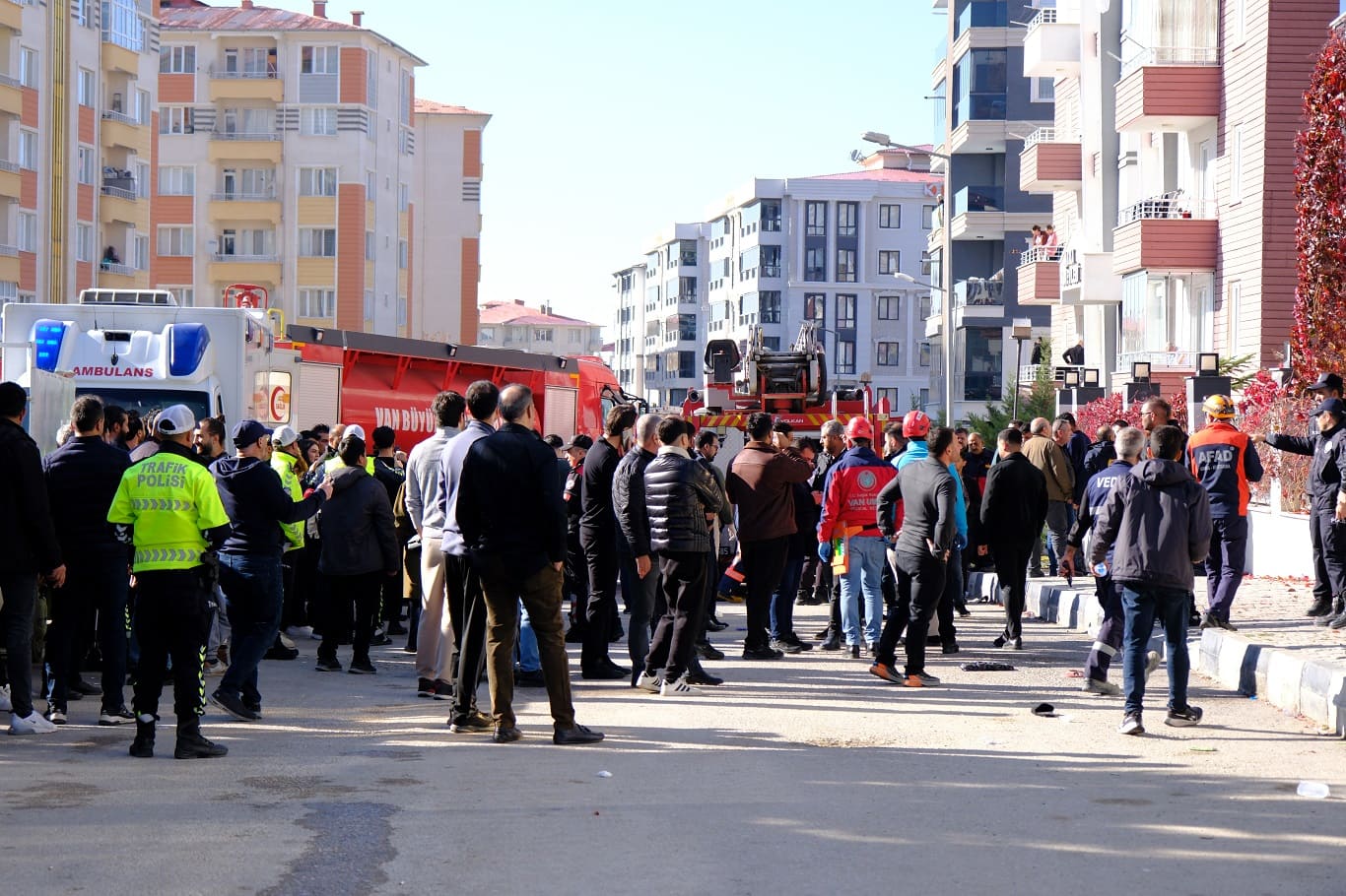 Van’daki Yangında Çok Sayıda Kişi Hastaneye Kaldırıldı! (7)