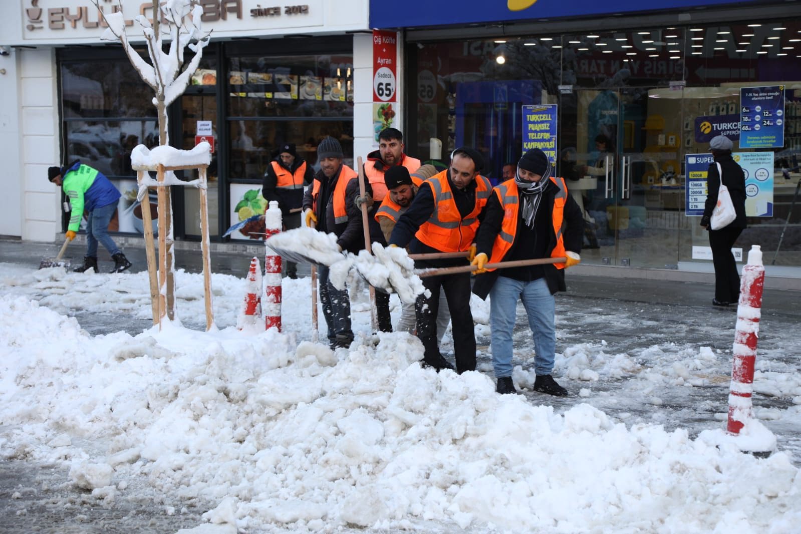 Van'da karla mücadele çalışması sürüyor