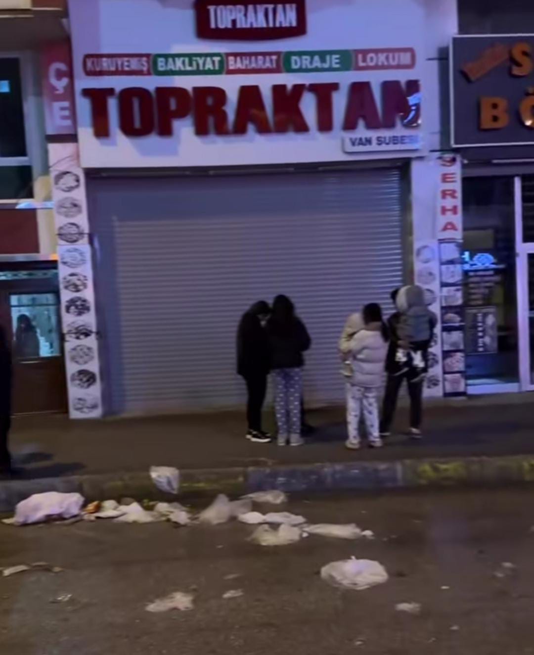 Van Son Dakika Deprem Sonrasi Vatandaslar Yagmur Altinda Caresizce Bekliyor (1)