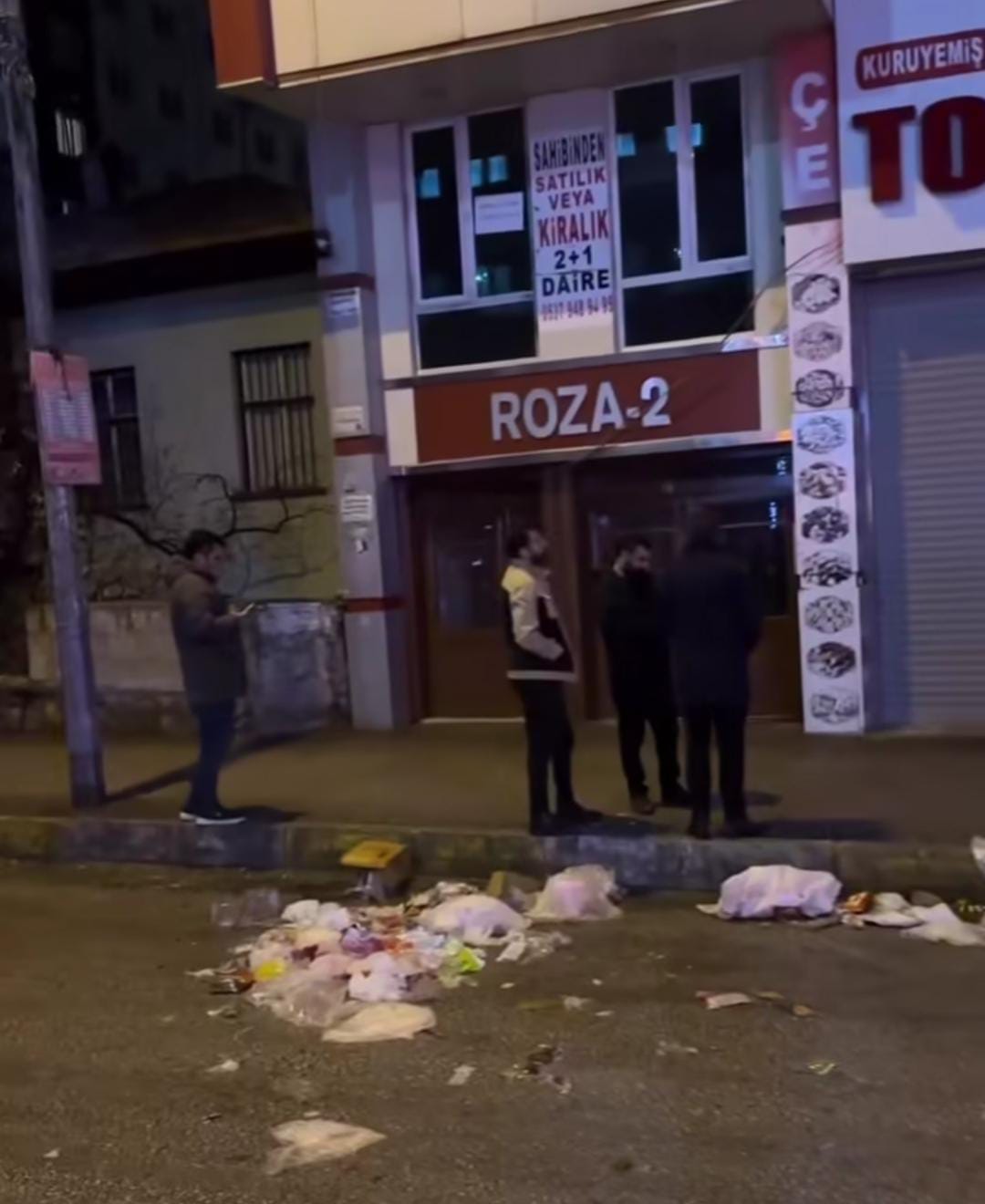 Van Son Dakika Deprem Sonrasi Vatandaslar Yagmur Altinda Caresizce Bekliyor (2)