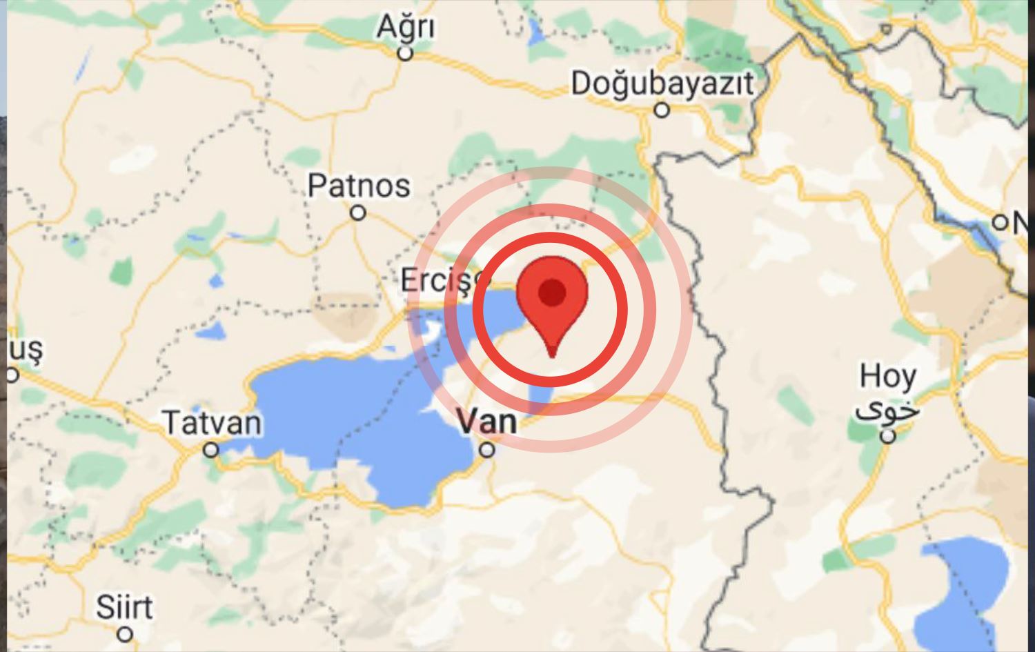 Van Son Dakika Deprem Sonrasi Vatandaslar Yagmur Altinda Caresizce Bekliyor