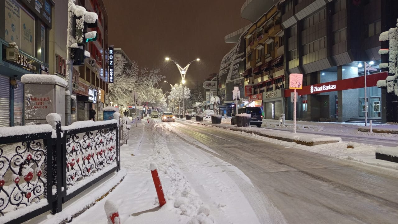 Van'da Kar Yağışı Etkili Oluyor! 1