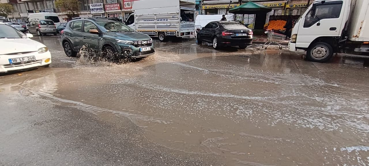 Van’da Kısa Süreli Yağış Sonrası Yollar Yine Göle Döndü!-1