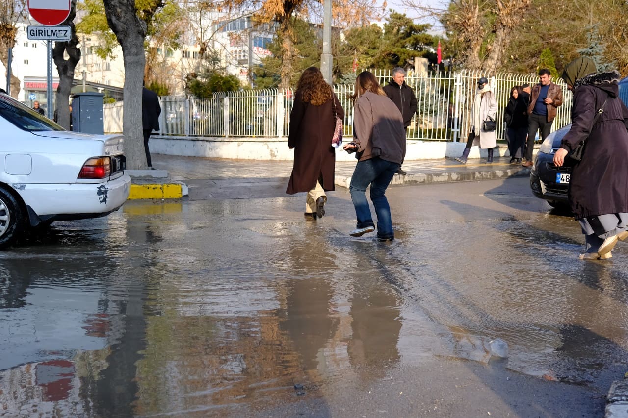Van’da Kısa Süreli Yağış Sonrası Yollar Yine Göle Döndü! (2)