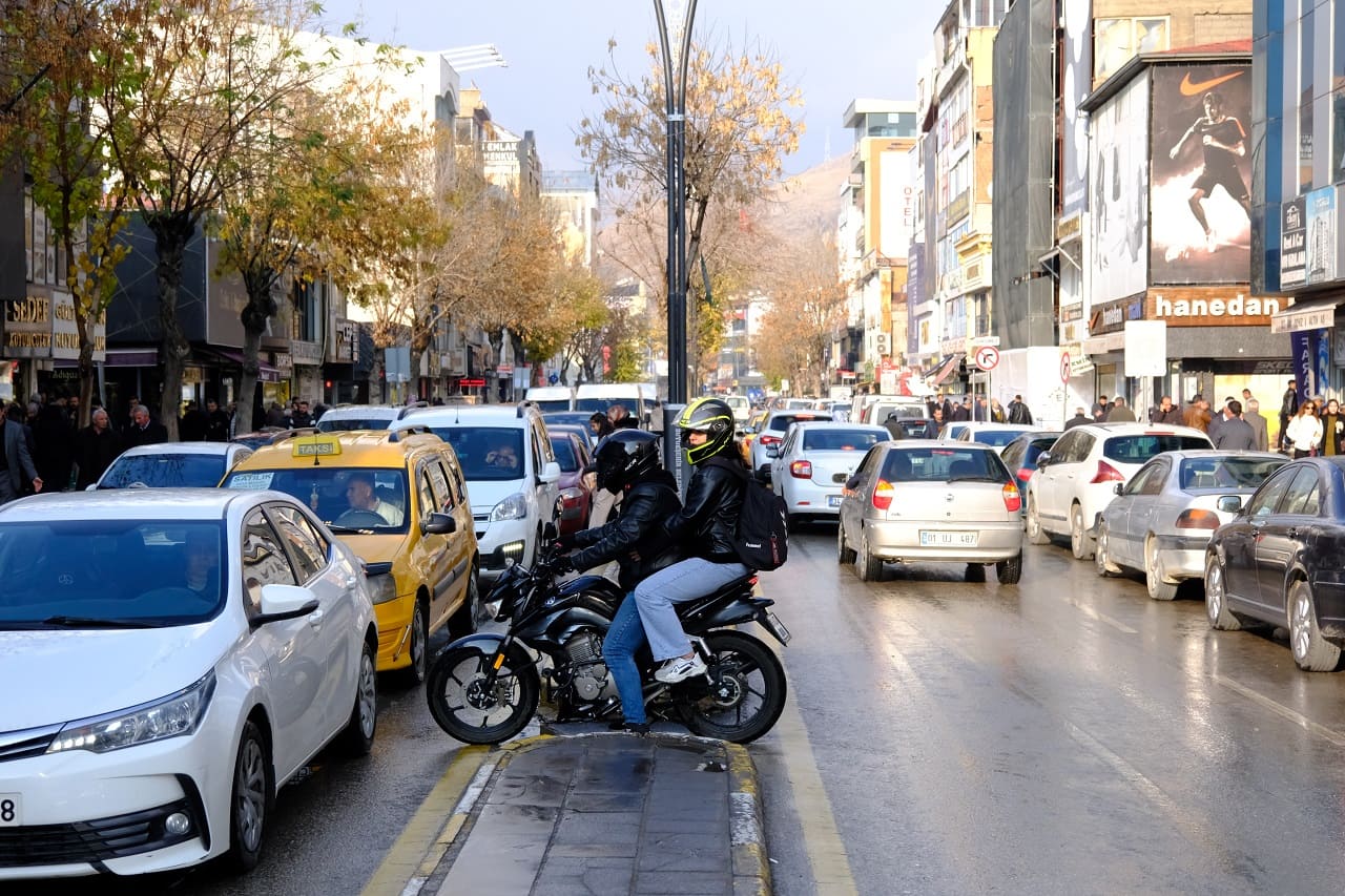 Van’da Kısa Süreli Yağış Sonrası Yollar Yine Göle Döndü! (4)