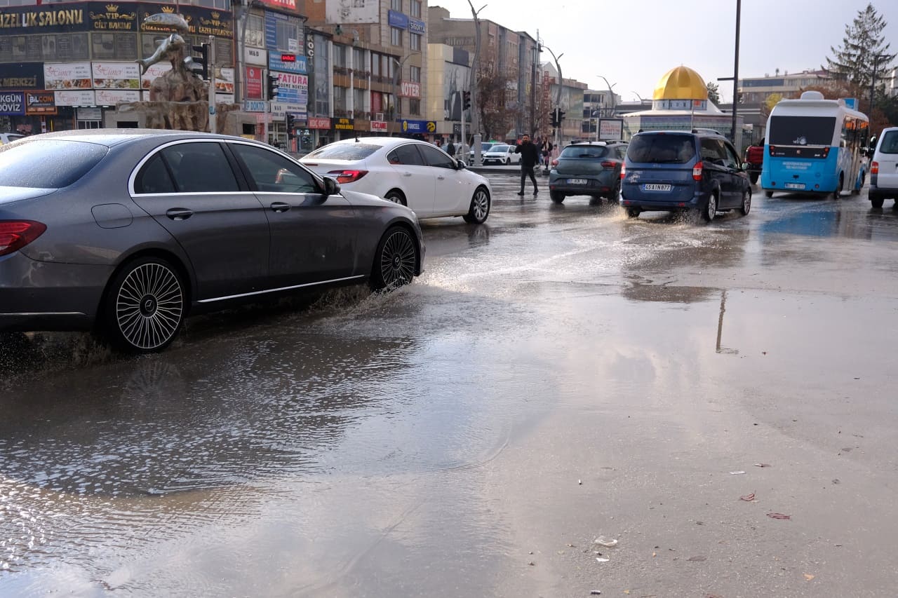 Van’da Kısa Süreli Yağış Sonrası Yollar Yine Göle Döndü! (7)