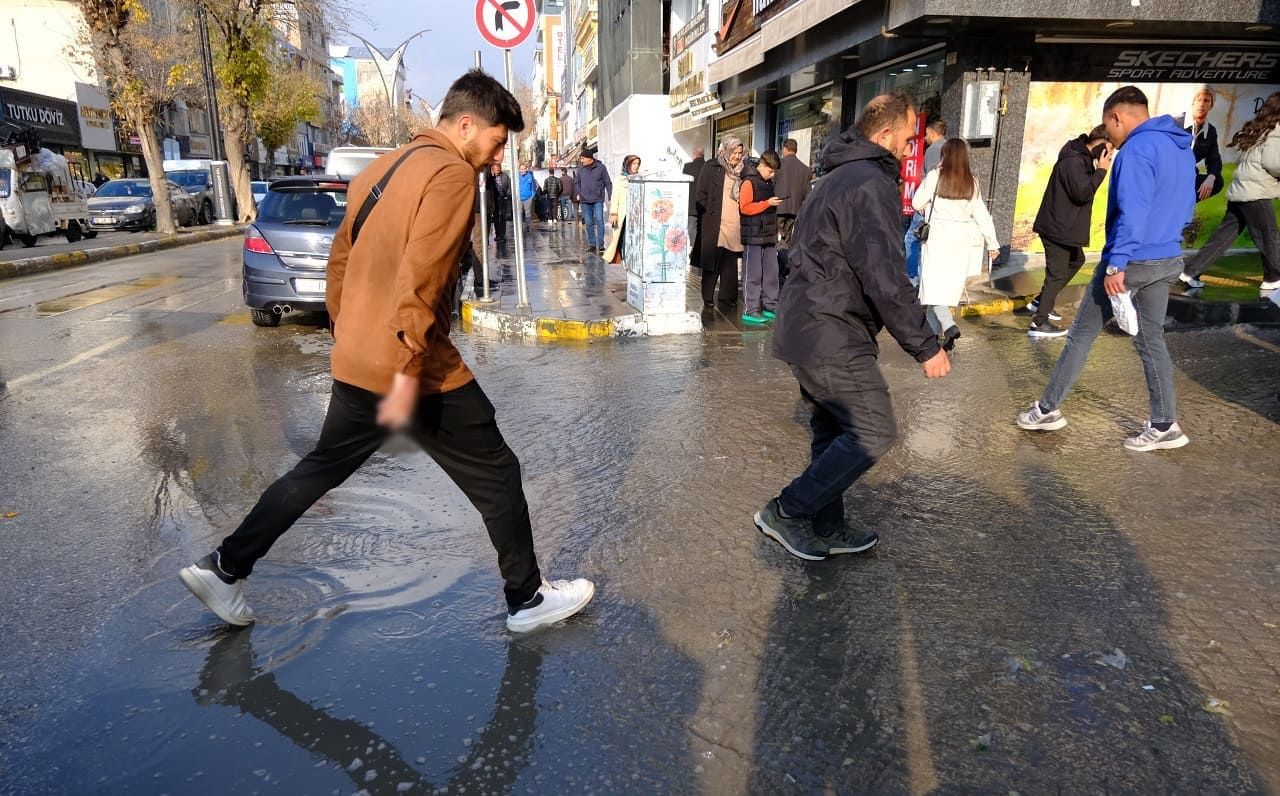 Van’da Kısa Süreli Yağış Sonrası Yollar Yine Göle Döndü!