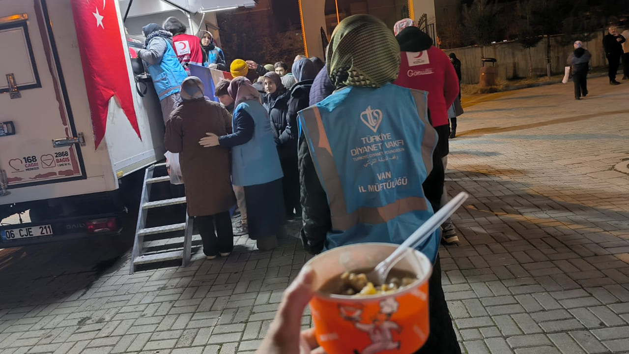 Van’da Regaip Kandili’nde Bin Kişiye Aşure, Lokma Ve Helva Ikramı (1)