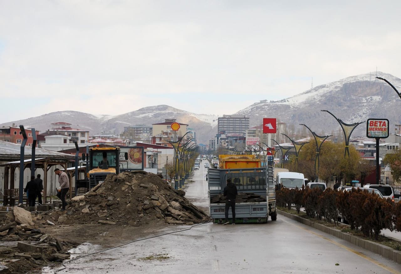 Van’da Sürekli Tıkanan Sebze Hali Kavşağında Düzenleme! (3)