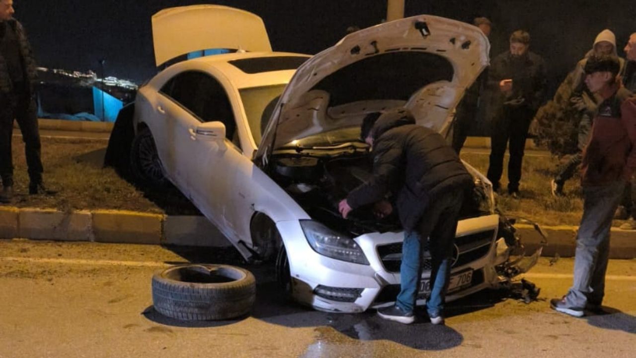 Vanda Trafik Kazasi Arac Carpismanin Etkisiyle Kaldirima Cikti 1