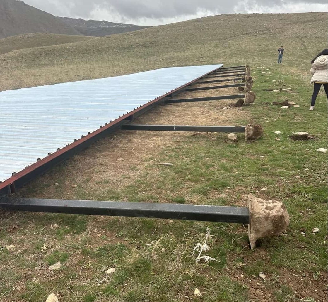 Van’da Yapılan Hayvan Gölgelikleri Rüzgâra Dayanamadı! (1)