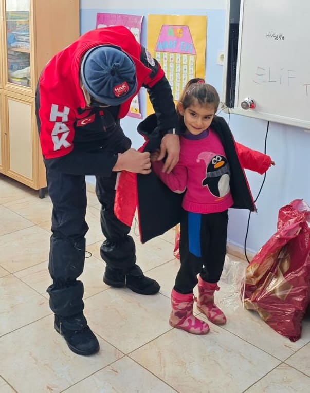 Hak İnsani Yardım Derneği’nden 1500 Öğrenciye Kışlık Giyim Yardımı (10)
