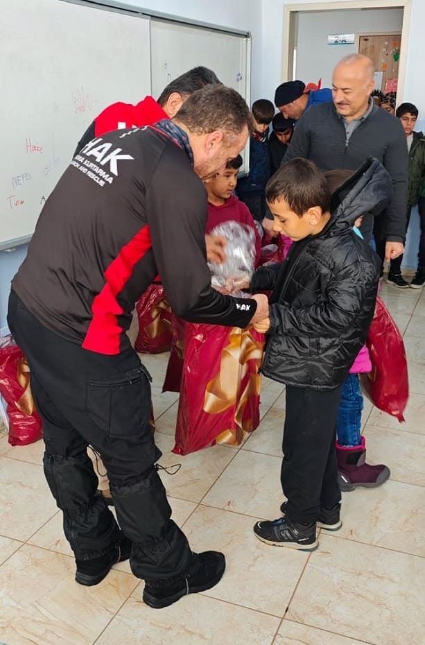 Hak İnsani Yardım Derneği’nden 1500 Öğrenciye Kışlık Giyim Yardımı (11)