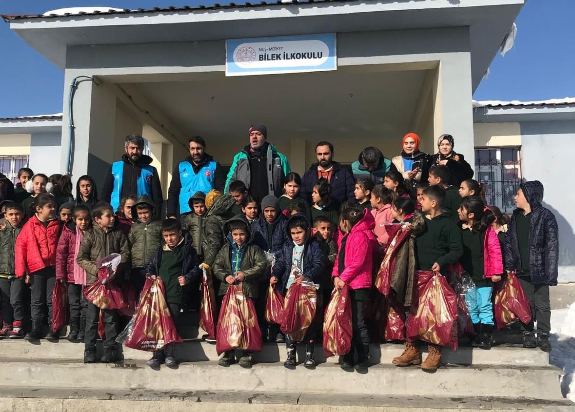 Hak İnsani Yardım Derneği’nden 1500 Öğrenciye Kışlık Giyim Yardımı (2)