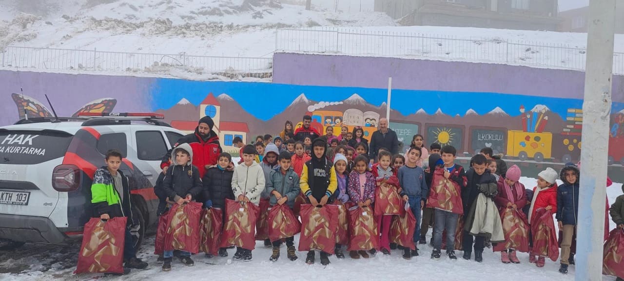 Hak İnsani Yardım Derneği’nden 1500 Öğrenciye Kışlık Giyim Yardımı (8)