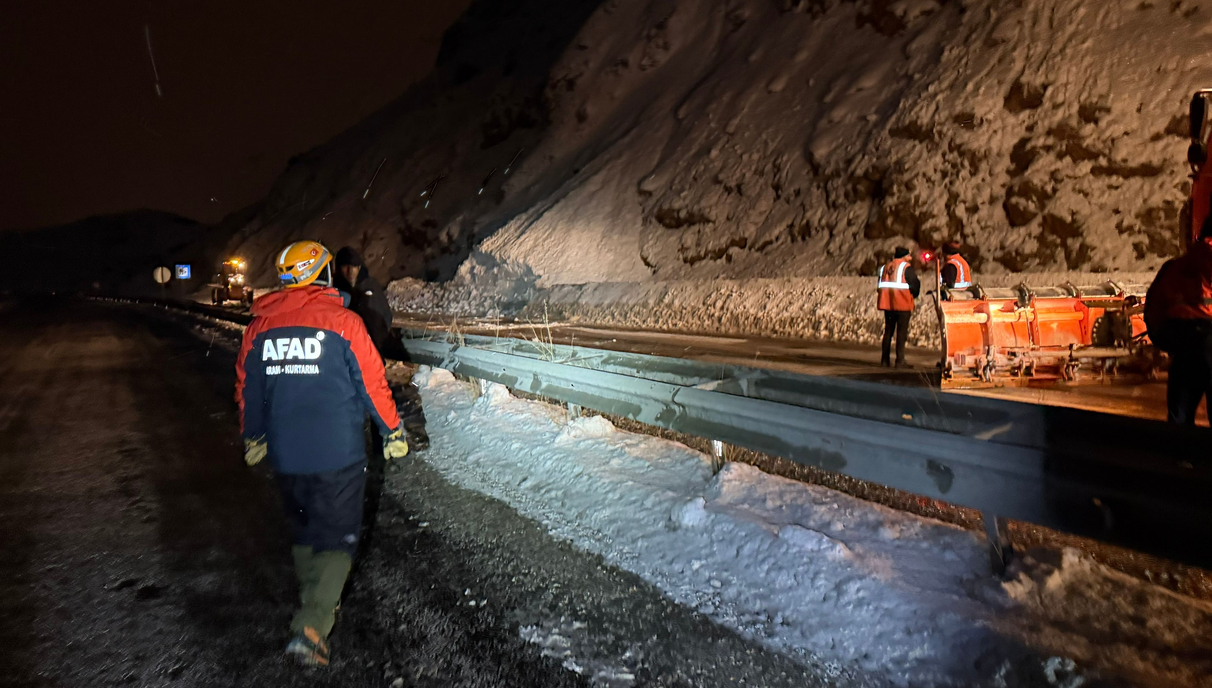 Van’da çığ alarmı! Van- Bitlis karayoluna çığ düştü