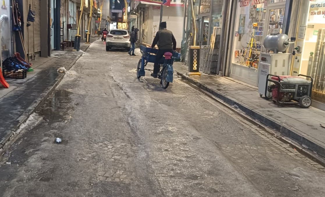 İpekyolu Belediyesi’nin Unuttuğu Sokaklar Buz Pistine Döndü! (10)