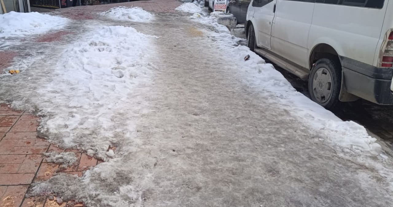 İpekyolu Belediyesi’nin Unuttuğu Sokaklar Buz Pistine Döndü! (2)