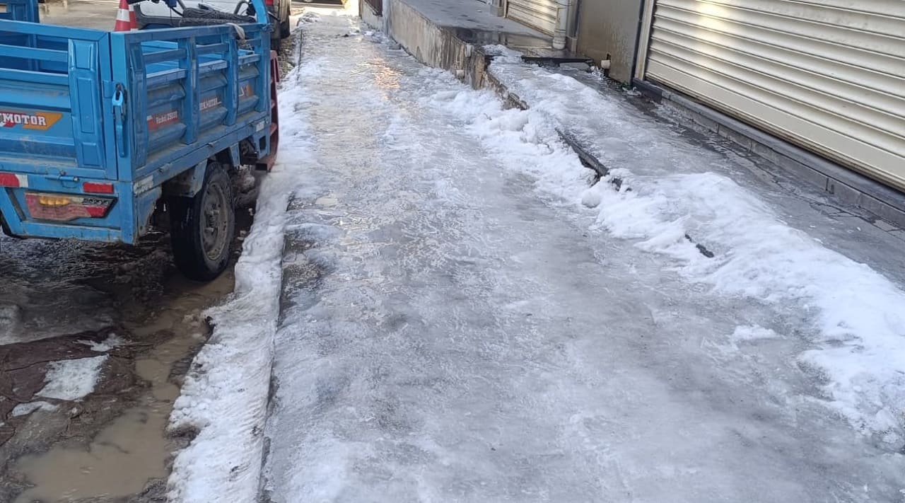İpekyolu Belediyesi’nin Unuttuğu Sokaklar Buz Pistine Döndü! (4)