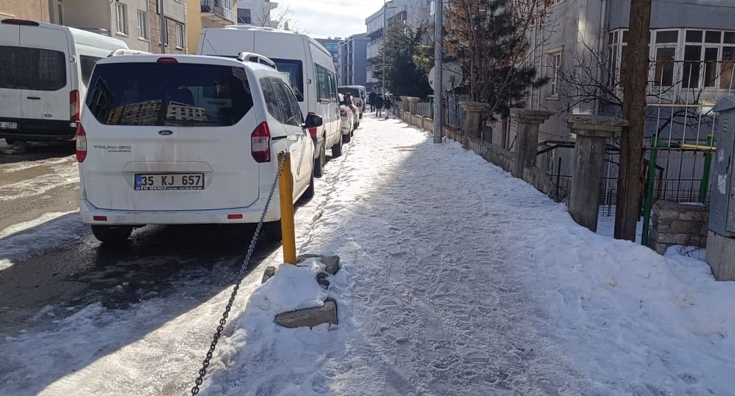 İpekyolu Belediyesi’nin Unuttuğu Sokaklar Buz Pistine Döndü! (5)