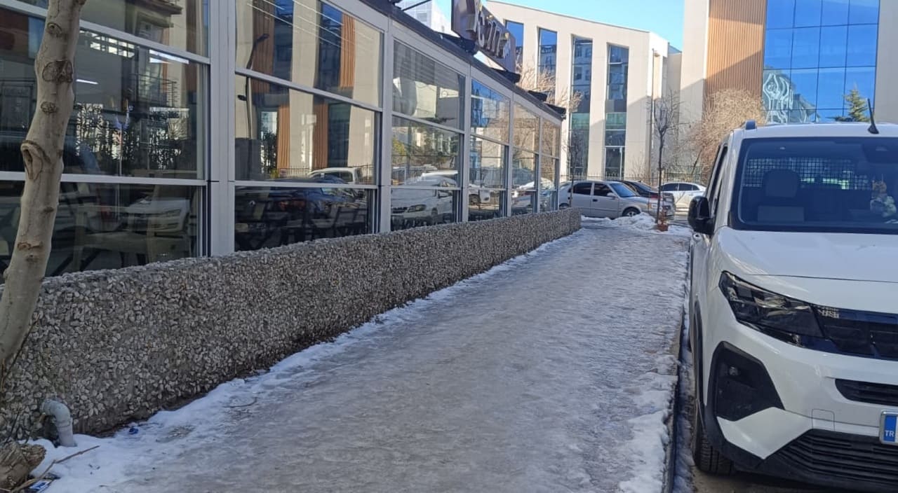 İpekyolu Belediyesi’nin Unuttuğu Sokaklar Buz Pistine Döndü! (7)