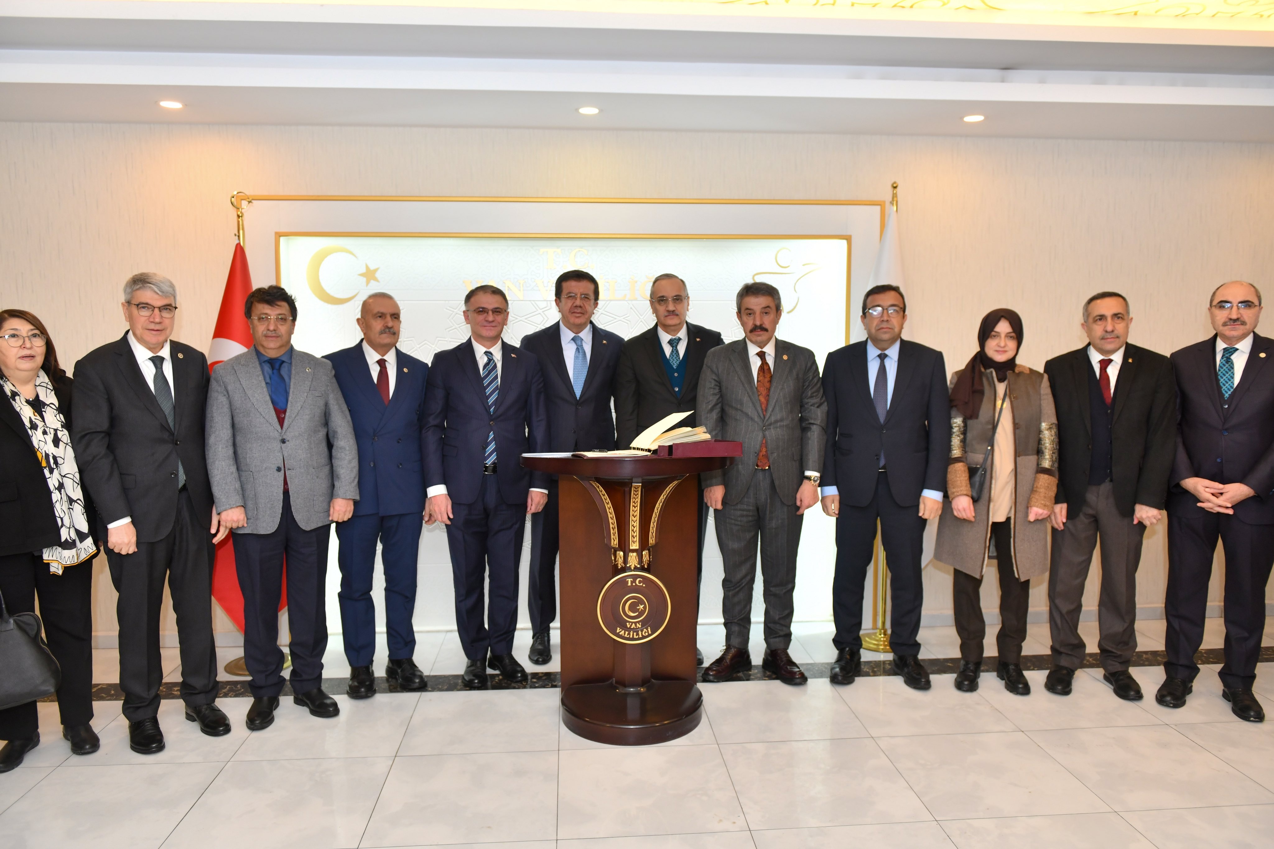 Nihat Zeybekci Van'da Van Valiliği'ni Ziyaret Etti 2