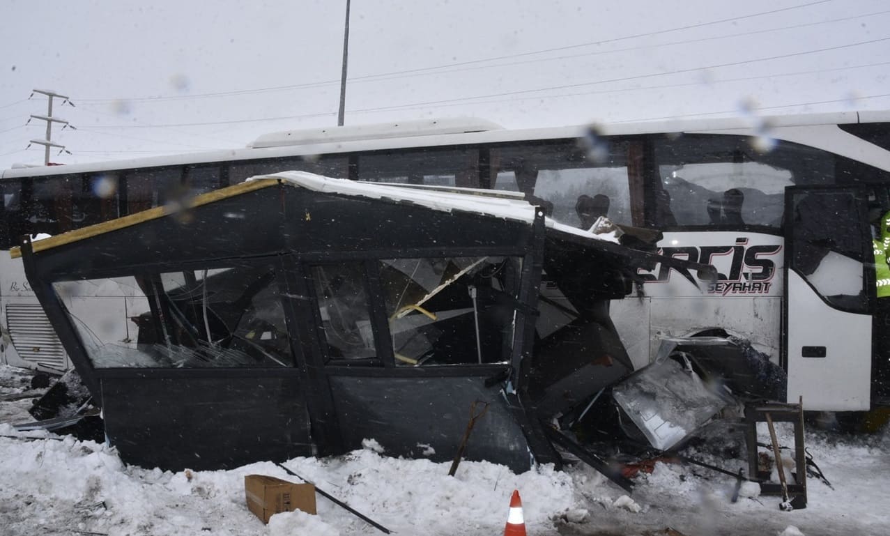 Son Dakika Van Otobüsü Kaza Yaptı, Yaralılar Var!1