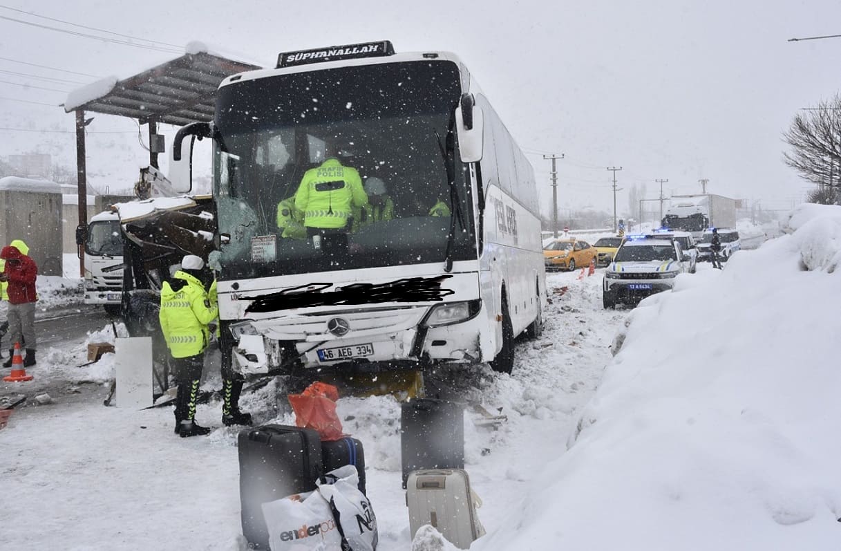 Son Dakika Van Otobüsü Kaza Yaptı, Yaralılar Var!2