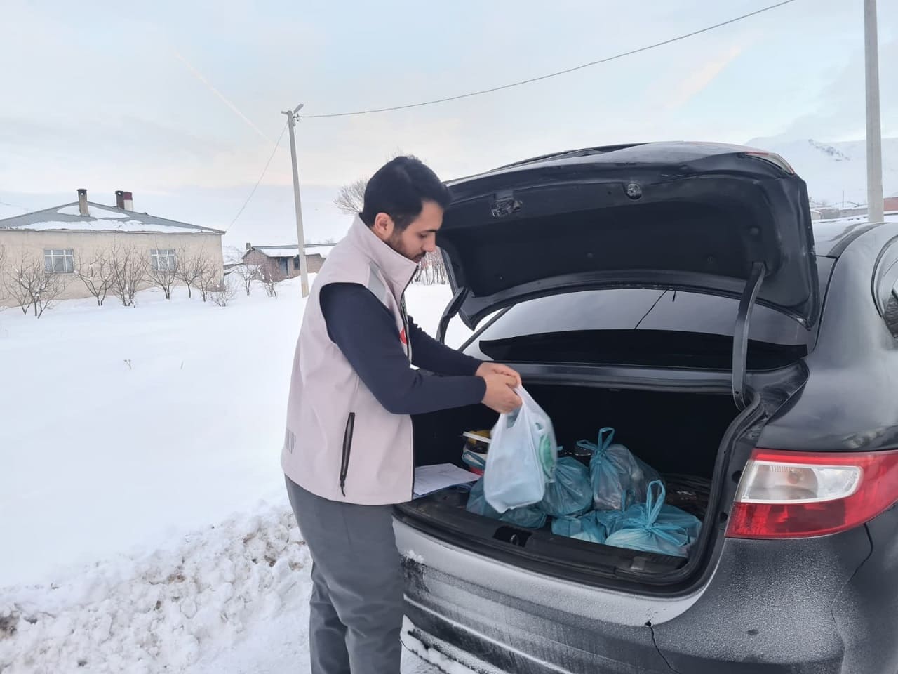 Umut Kervanı, Muradiye’de Kırmızı Et Yardımında Bulundu (2)