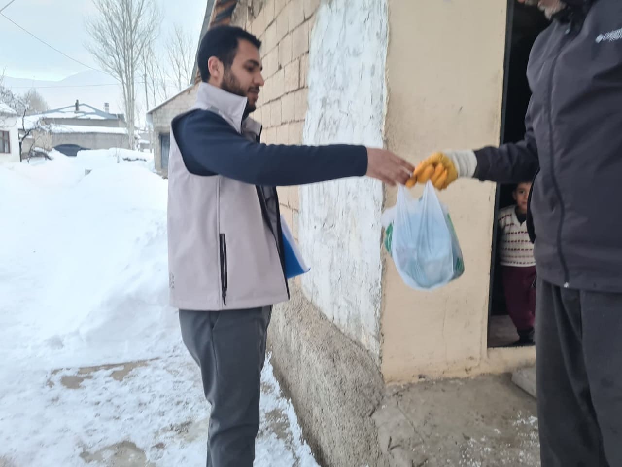 Umut Kervanı, Muradiye’de Kırmızı Et Yardımında Bulundu (3)