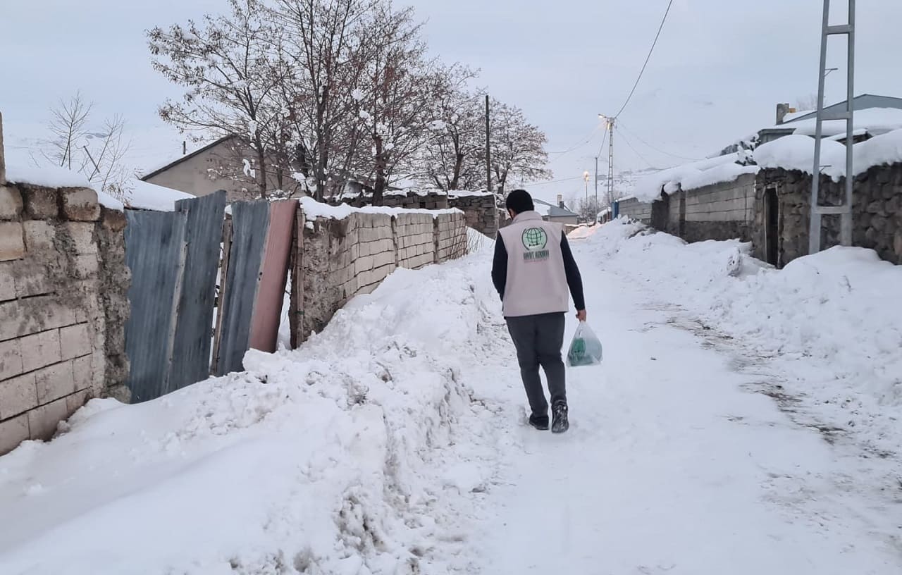 Umut Kervanı, Muradiye’de Kırmızı Et Yardımında Bulundu (4)