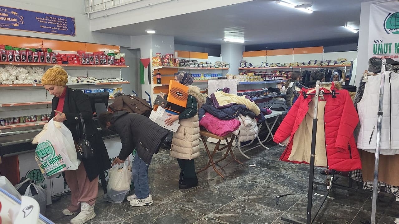 Van Umut Kervanı’ndan 300 Kişiye Kışlık Giyim Yardımı (2)