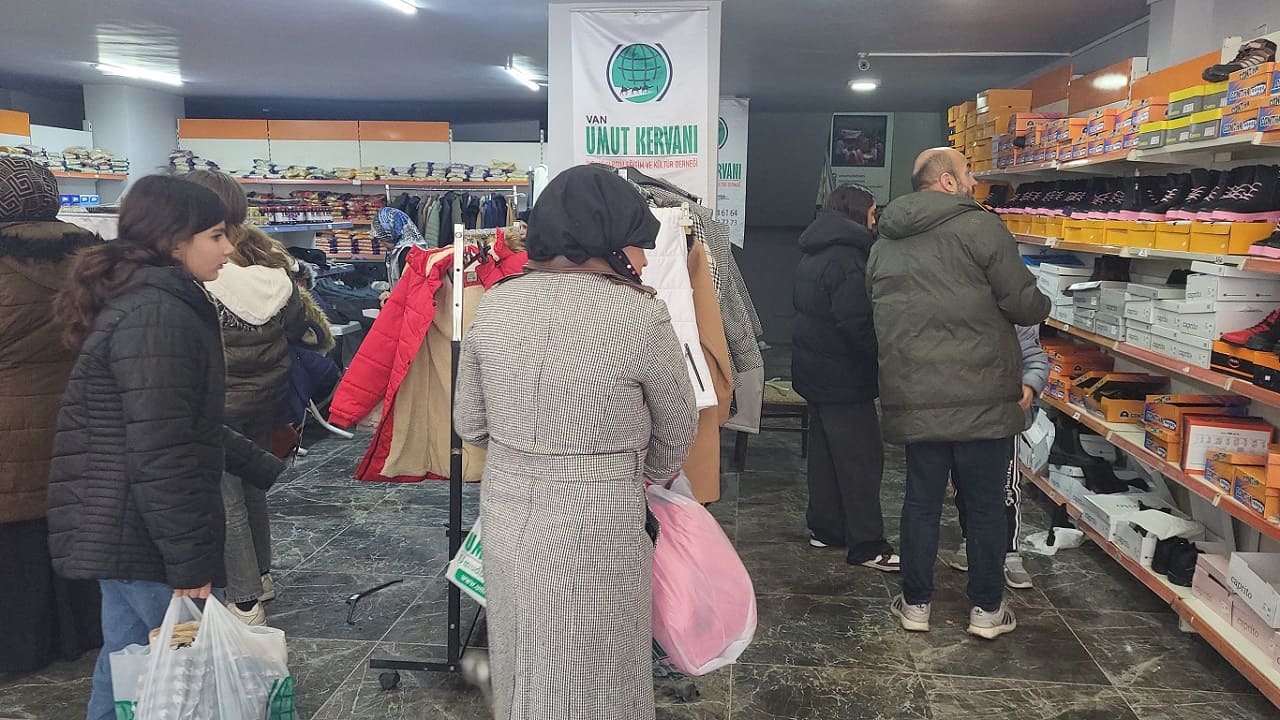 Van Umut Kervanı’ndan 300 Kişiye Kışlık Giyim Yardımı (3)