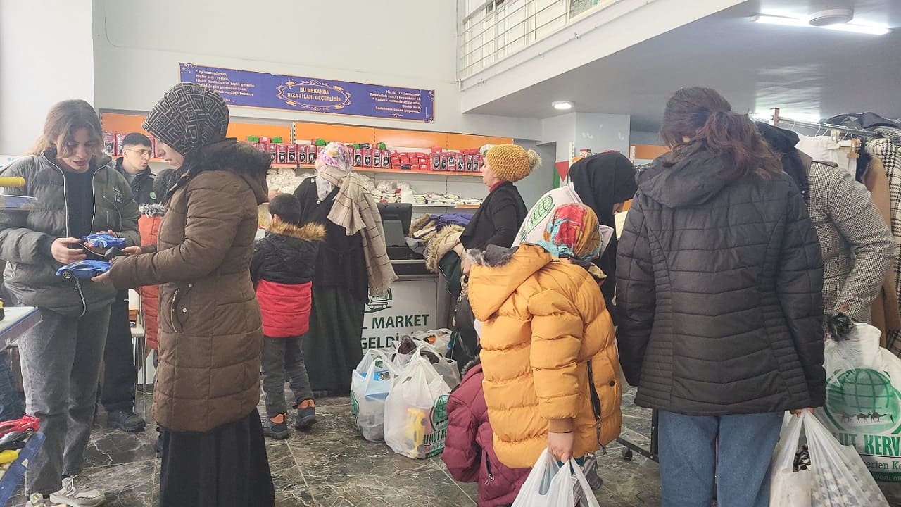 Van Umut Kervanı’ndan 300 Kişiye Kışlık Giyim Yardımı (6)