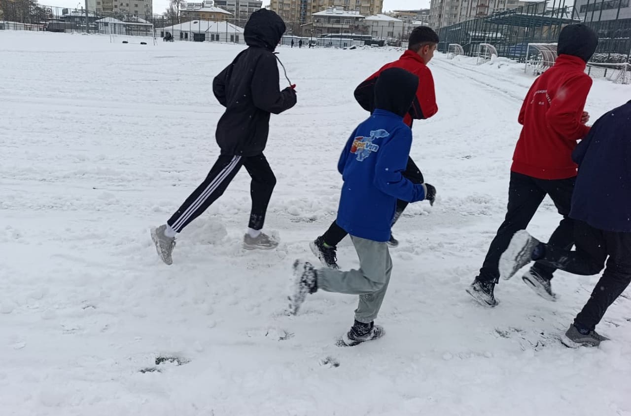 Van’da Aylardır Ücret Almayan Antrenör Zorlu Şartlarda Sporcularını Yetiştiriyor! (1)