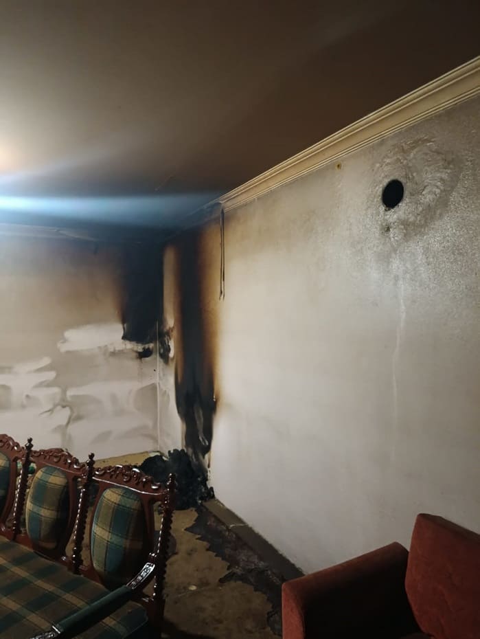 Van’da Bacadan Çıkan Yangın Evi Kullanılamaz Hale Getirdi! (4)