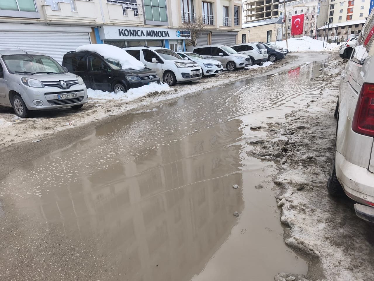 Van’da Buzdan Geçilmeyen Yollar Şimdi De Sudan Geçilmiyor!