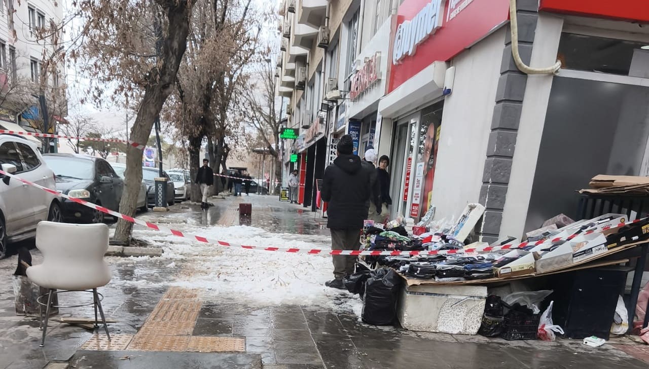 Van’da Çatıdan Düşen Karın Altında Kalan Kadın Yaralandı! (7)