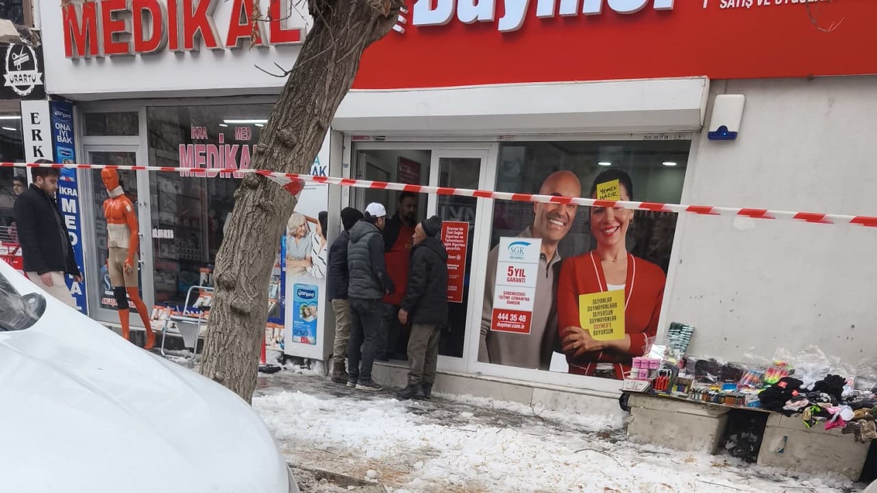 Van’da Çatıdan Düşen Karın Altında Kalan Kadın Yaralandı! (8)