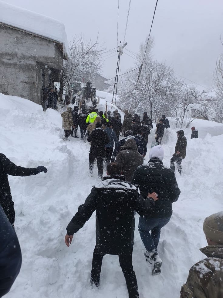 Van’da Çığ Altında Kalan Kadın Kurtarıldı! (2)