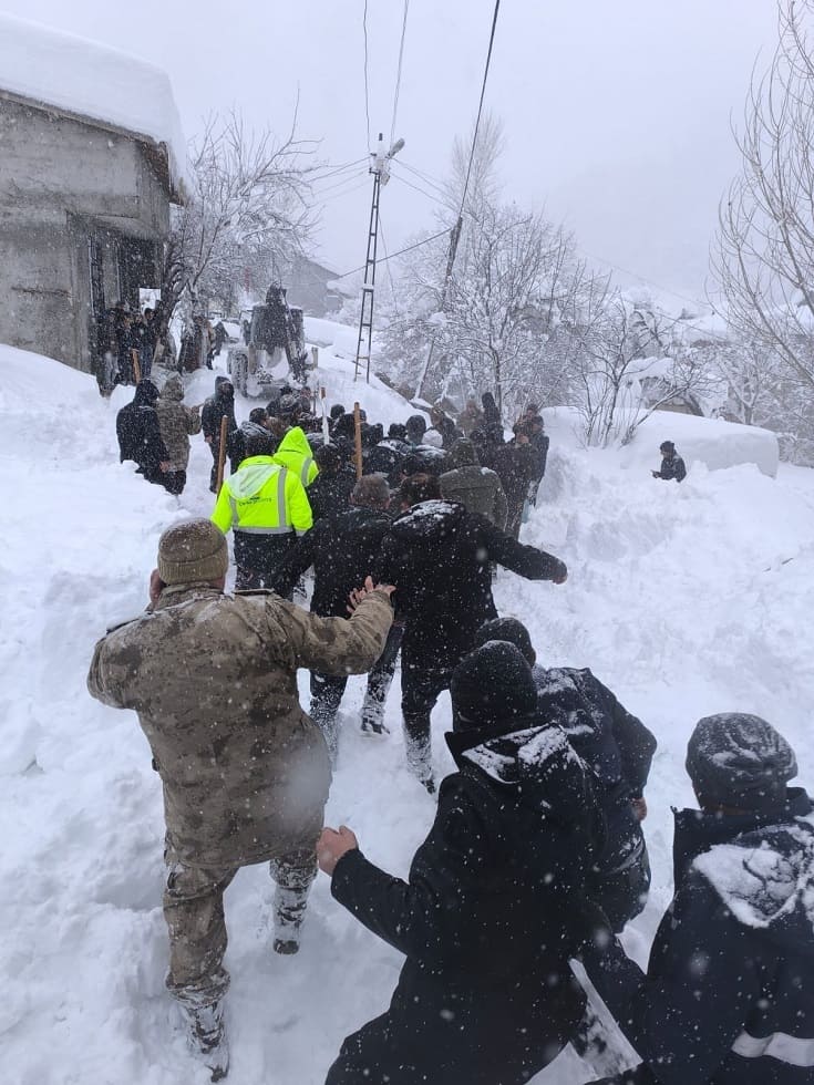 Van’da Çığ Altında Kalan Kadın Kurtarıldı! (3)