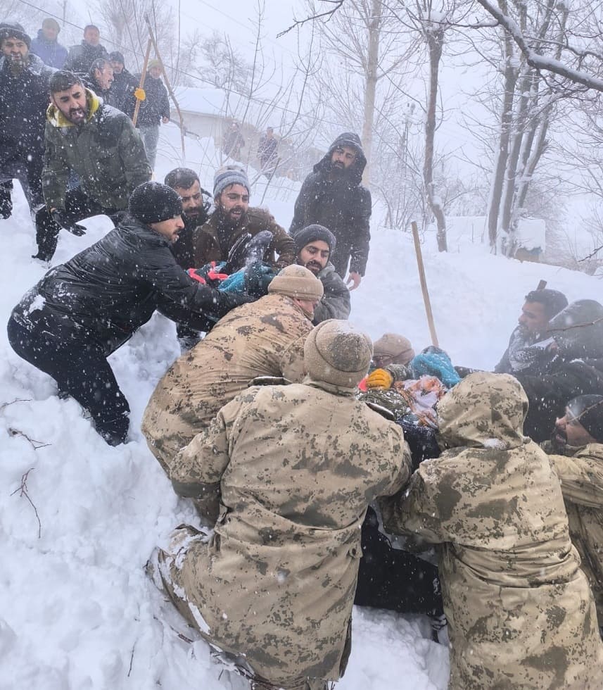 Van’da Çığ Altında Kalan Kadın Kurtarıldı! (4)