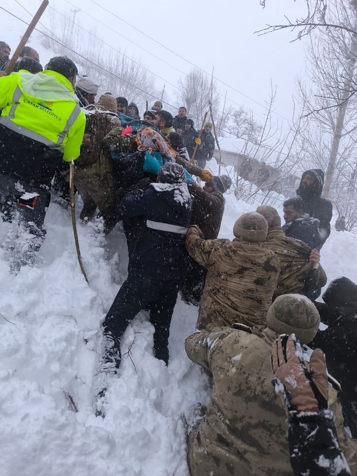 Van’da Çığ Altında Kalan Kadın Kurtarıldı! (5)