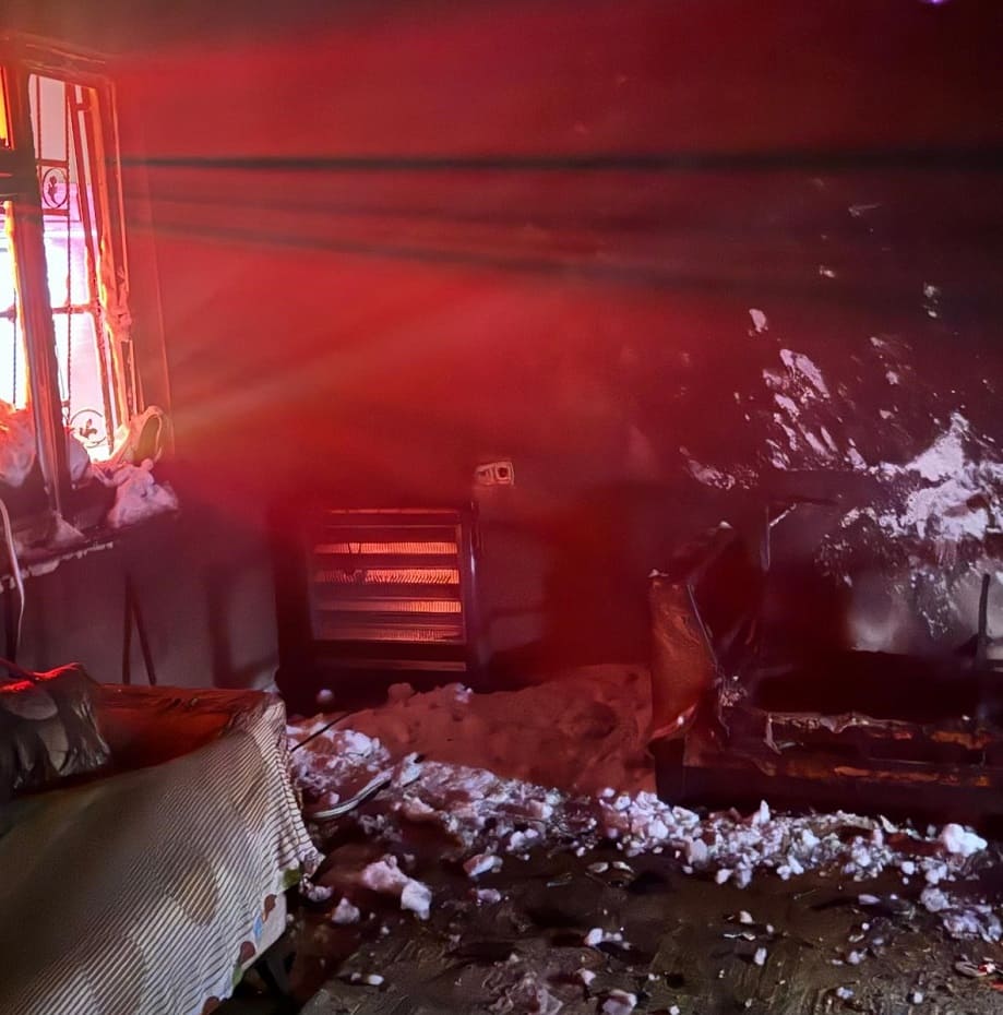 Van’da Çıkan Yangında Zamanla Yarış! Ev Küle Döndü… (1)