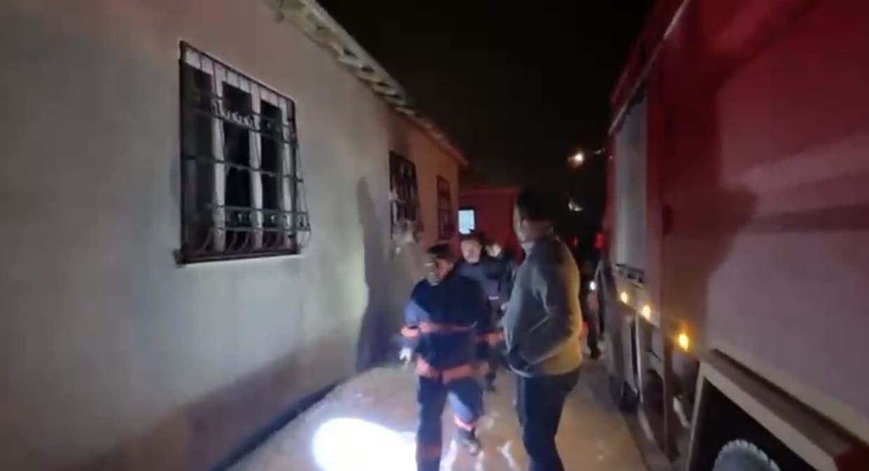 Van’da Çıkan Yangında Zamanla Yarış! Ev Küle Döndü… (2)