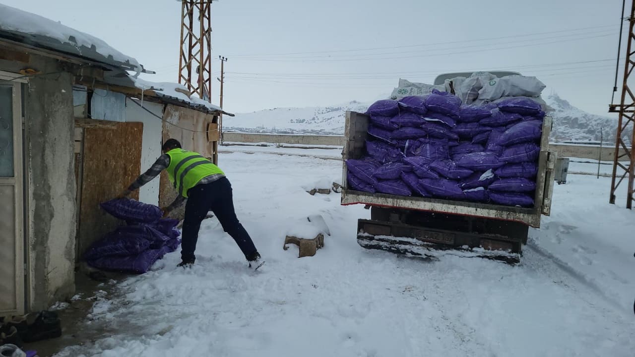 Van’da Ihtiyaç Sahibi Ailelere Tonlarca Kömür Ve Odun Yardımı! (2)