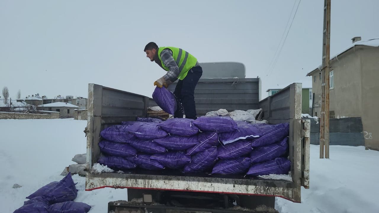 Van’da Ihtiyaç Sahibi Ailelere Tonlarca Kömür Ve Odun Yardımı! (3)