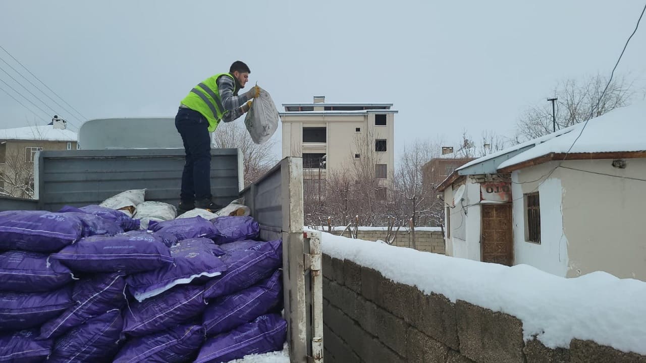 Van’da Ihtiyaç Sahibi Ailelere Tonlarca Kömür Ve Odun Yardımı! (4)