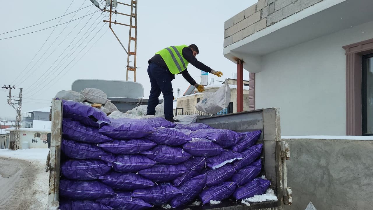 Van’da Ihtiyaç Sahibi Ailelere Tonlarca Kömür Ve Odun Yardımı! (5)